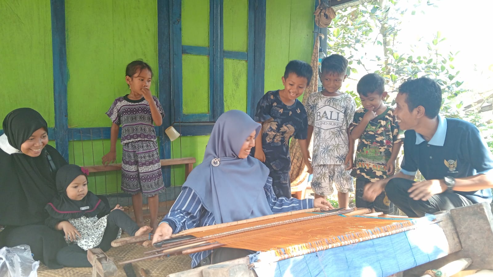 Belajar tenun